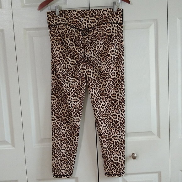 Zyia leapard print Scrunchy Hi rise 7/8 light and lux 24" 14 / 16 leggings - Picture 5 of 11
